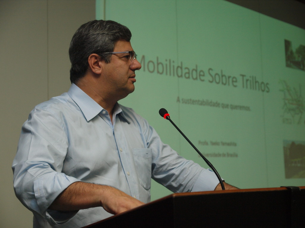 O diretor-executivo da ANPTrilhos, Rodrigo Vilaça, discursa no seminário “Mobilidade sobre Trilhos, a sustentabilidade que queremos”