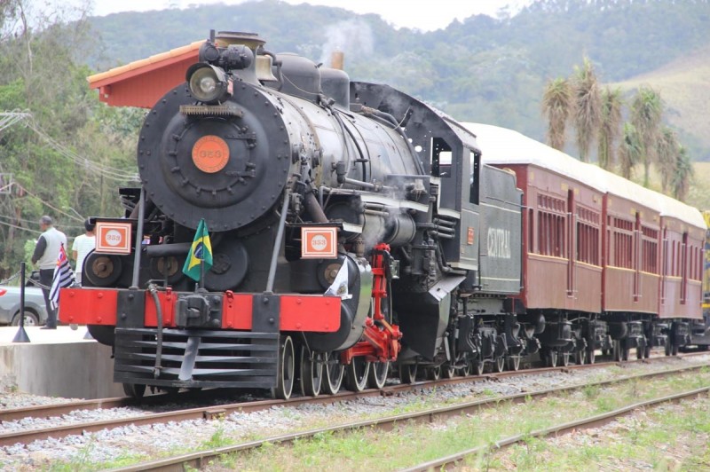 Locomotiva/trem tipo Maria fumaça fabricada pela Bachma