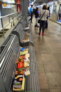 80 livros foram distribuídos gratuitamente aos usuários na Estação Mercado. Foto: Fabiano Scheck / Trensurb