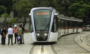 Pela primeira vez, a composição do VLT passeou pelos trilhos já instalados - Fábio Guimarães / Agência O Globo