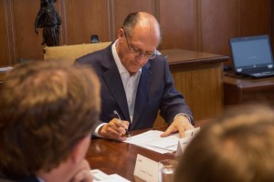 Governador Geraldo Alckmin assina autorizações para os editais necessários. Foto: A2 Fotografia / Tamires Santos
