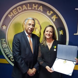 Joubert Flores entregou a Medalha JK para Roberta Marchesi
