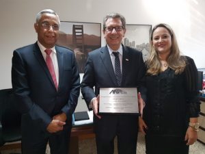 Joubert Flores, Vicente Abate e Roberta Marchesi na entrega da placa comemorativa na sede da ANPTrilhos