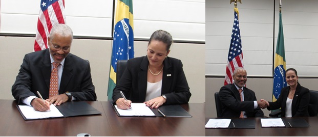 O diretor para a América Latina e Caribe da USTDA, Nathan Younge, e a superintendente da ANPTrilhos, Roberta Marchesi, assinam o acordo de cooperação na Embaixada dos Estados Unidos