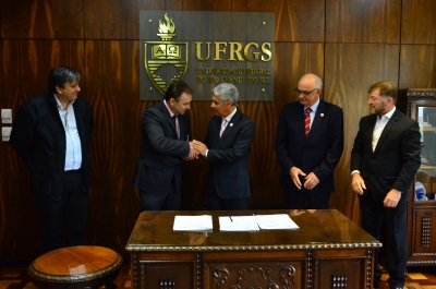 Leia mais sobre o artigo Trensurb e UFRGS firmam acordo de cooperação técnica