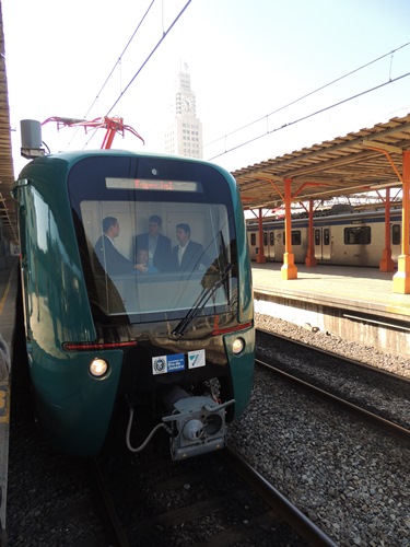 Leia mais sobre o artigo SuperVia coloca 100º trem chinês em operação e entrega estação Magalhães Bastos modernizada