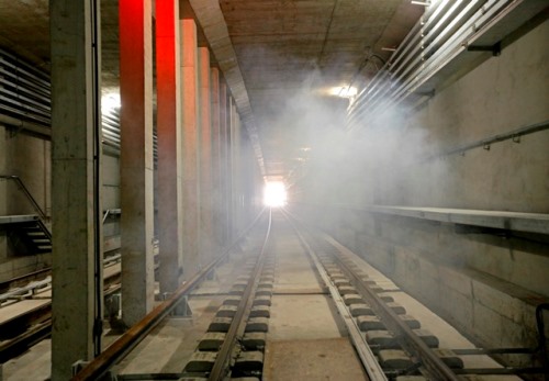 Leia mais sobre o artigo Linha 4 do Metrô do Rio: testes dos sistemas de incêndio na Barra utilizam máquinas de fumaça cenográfica com gelo seco
