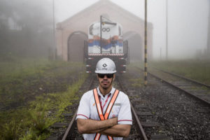 Retrato de Roosevelt Louro, que trabalha há 20 anos na CPTM e hoje é maquinista do Expresso Turístico, que leva pessoas da estação da Luz até Paranapiacaba Por: Adriano Vizoni/Folhapress