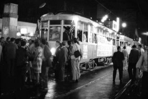 Último dia de operação de bondes na cidade de São Paulo; linhas desse meio de transporte, que chegaram a ter 700 km, foram extintas ano após ano - Acervo UH/Folhapress