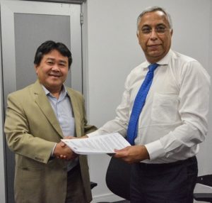 Nelson Miyoshi Tanaka, Diretor Executivo da Ezute, e Joubert Flores, Presidente da ANPTrilhos na assinatura do convênio