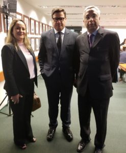 Roberta Marchesi, o Deputado Sandro Alex e Joubert Flores reunidos no Congresso Nacional