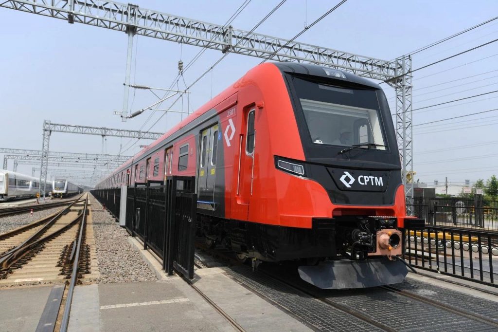Leia mais sobre o artigo Chinese manufacturer presents 1st CPTM Line 13-Jade train