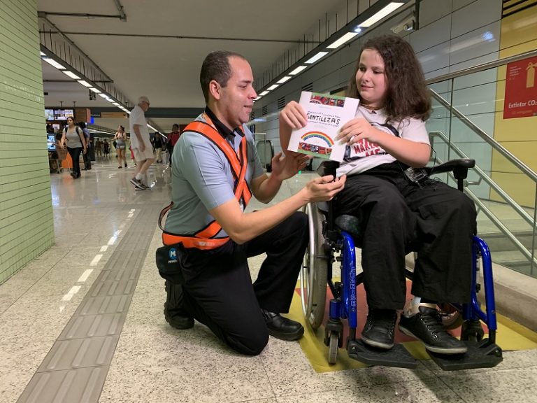 Leia mais sobre o artigo Condutor ‘fofo’ do MetrôRio ganha homenagem de cliente com deficiência e vira personagem de livro