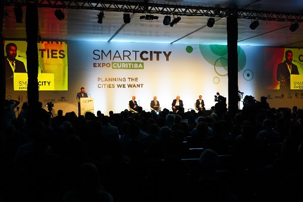 Leia mais sobre o artigo Evento mundial em Barcelona dá a largada para o Smart City Expo Curitiba 2020