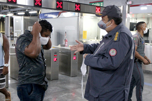 Leia mais sobre o artigo Corpo de Bombeiros distribui máscaras e orienta público nas estações do metrô de Salvador