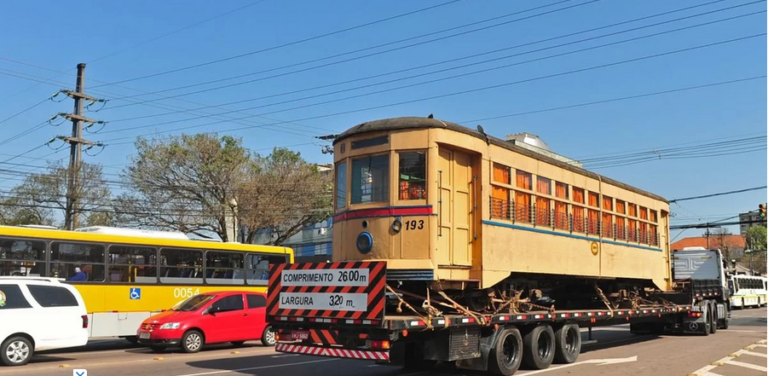 Leia mais sobre o artigo Bonde histórico “passeia” e chama a atenção durante o trajeto em Porto Alegre