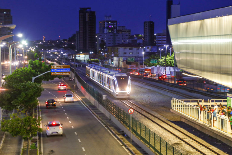 Leia mais sobre o artigo Trens do Metrofor circulam com iluminação especial de fim de ano