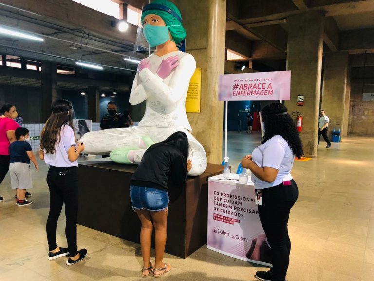 Leia mais sobre o artigo Boneca gigante homenageia profissionais de enfermagem na Estação Central do Metrô-DF