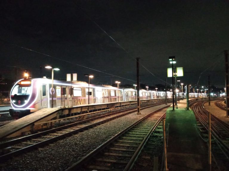 Leia mais sobre o artigo Dois trens na Linha 5-Lilás de metrô circulam iluminados pelas 17 estações da ViaMobilidade