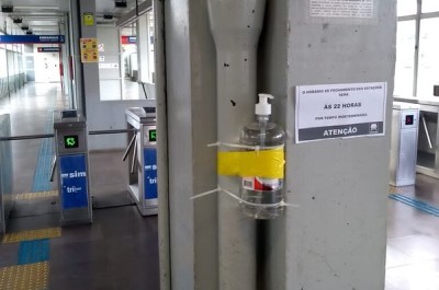 Leia mais sobre o artigo Trensurb instala novos dispensadores de álcool gel nas estações
