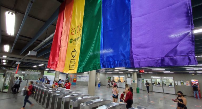 Leia mais sobre o artigo Metrofor: Estações de Metrô e VLT ganham bandeiras do orgulho LGBTQIA+ e expressam respeito à diversidade