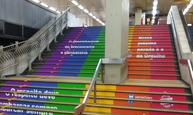 Leia mais sobre o artigo MetrôRio ‘veste’ escada da estação Central com as cores do arco-íris para celebrar o Dia do Orgulho LGBTQIA+