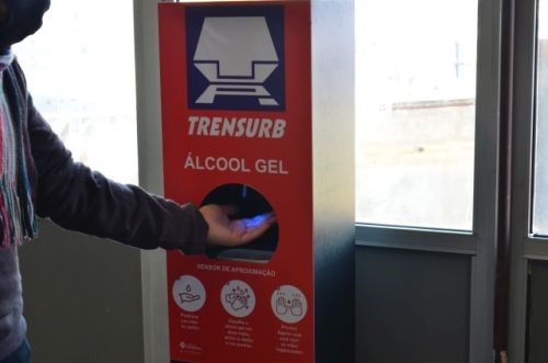 Leia mais sobre o artigo Trensurb instala novos totens automáticos para álcool gel nas estações