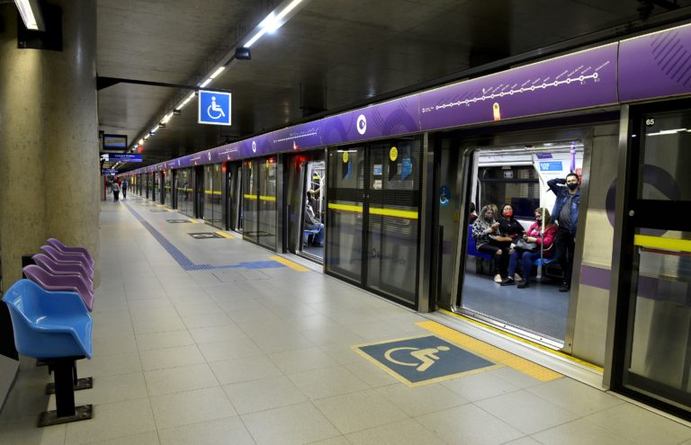 Leia mais sobre o artigo Trens na Linha 5-Lilás de metrô circulam iluminados pelas 17 estações da ViaMobilidade