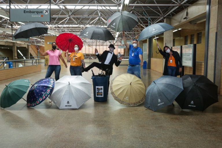Leia mais sobre o artigo Metrô-DF destina guarda-chuvas para uso dos passageiros