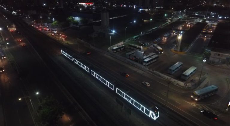 Leia mais sobre o artigo Para celebrar a virada de ano, trens do Metrofor circulam com iluminação especial de Natal