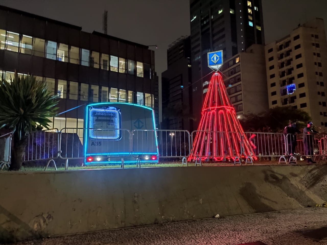 Árvore de Natal e réplica do primeiro trem do Metrô de São Paulo enfeitam a  entrada do Centro de Controle Operacional (CCO) - ANPTrilhos