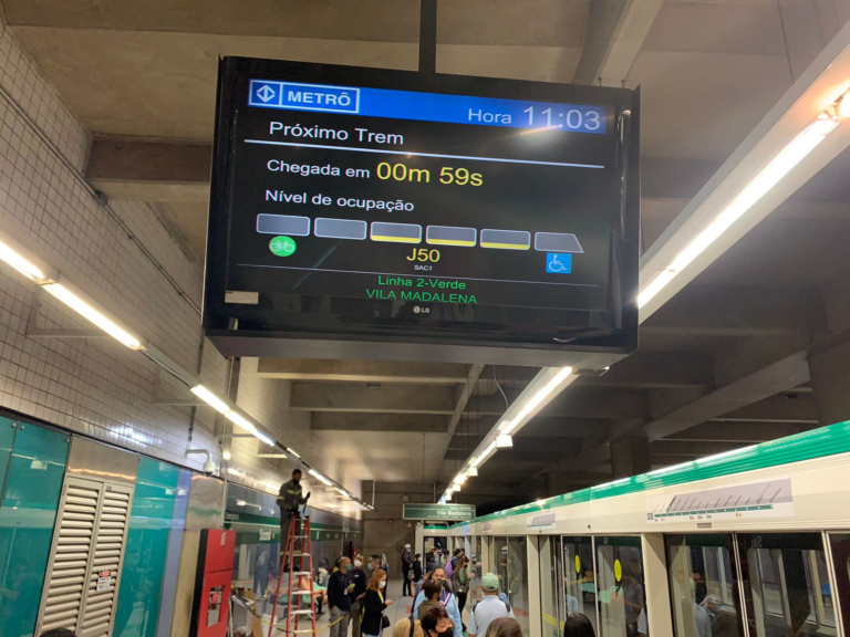 Leia mais sobre o artigo Estações da Linha 2-Verde do Metrô de São Paulo passam a informar tempo de chegada do próximo trem e nível de ocupação