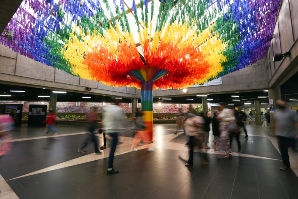 Leia mais sobre o artigo Metrô-DF recebe exposição para marcar o mês do Orgulho LGBTQIA+