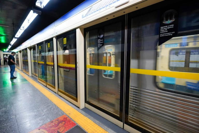 Leia mais sobre o artigo Primeiras portas de plataforma da Linha 1-Azul do Metrô de São Paulo entram em operação em 2 estações