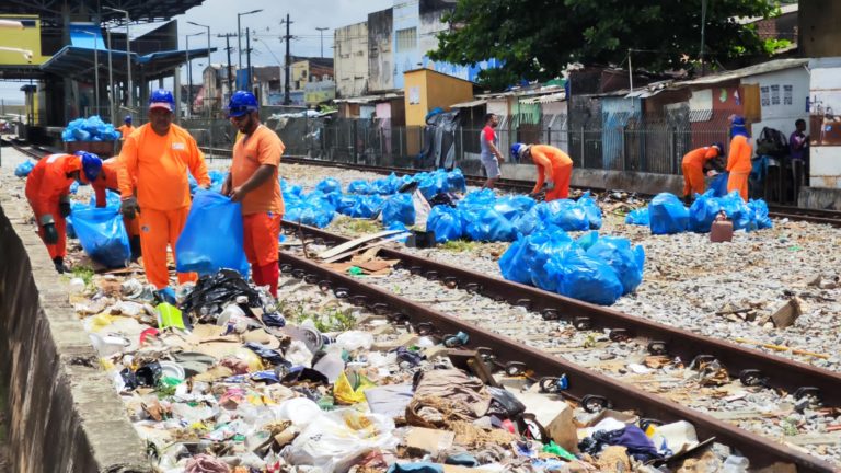 Leia mais sobre o artigo CBTU Maceió faz mutirão de limpeza para retirada de lixo que coloca trem em risco