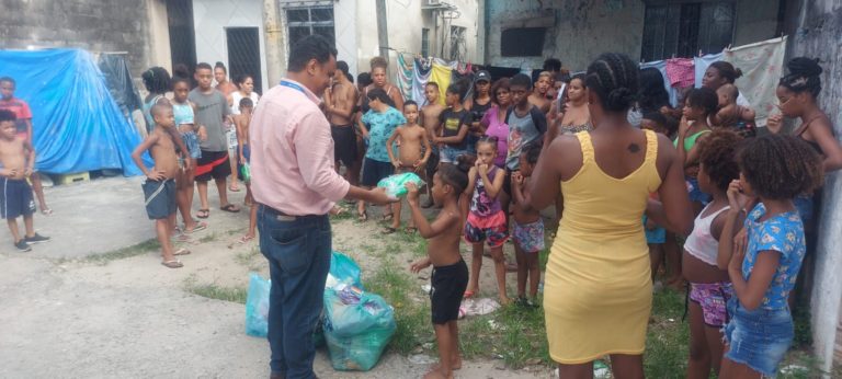 Leia mais sobre o artigo MetrôRio distribui 200 kits escolares para crianças de comunidades do entorno do sistema