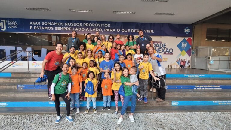Leia mais sobre o artigo MetrôRio recebe crianças e adolescentes da Rocinha para visita guiada à sede da empresa