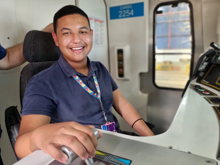 Leia mais sobre o artigo Adolescente autista experimenta viagem como “piloto” no Metrô-DF