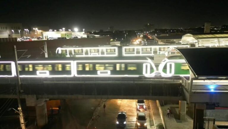 Leia mais sobre o artigo Trens iluminados do Metrofor inspiram a magia do Natal no transporte público