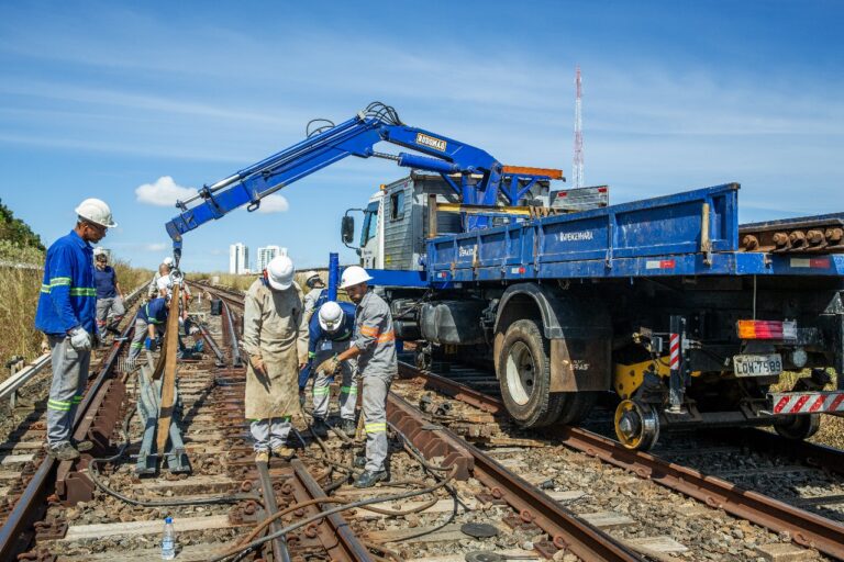 Leia mais sobre o artigo Metrô-DF: Operacão comercial será suspensa em parte do trecho Ceilândia para a troca de trilhos. Veja como fica a circulação dos trens