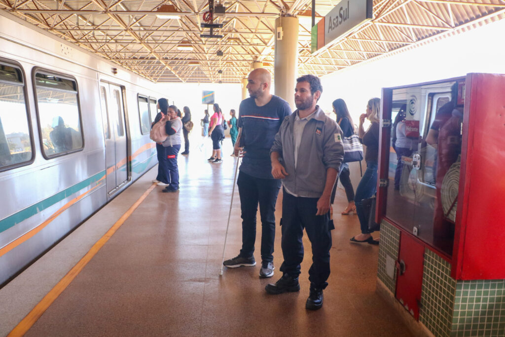 Leia mais sobre o artigo Pessoas com deficiência recebem atendimento específico no Metrô-DF