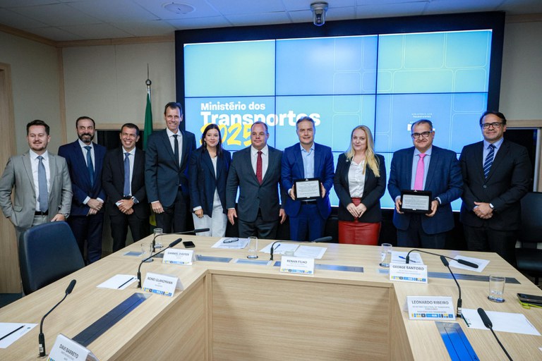 Leia mais sobre o artigo Ministro dos Transportes é homenageado pelo avanço na agenda de integridade no setor