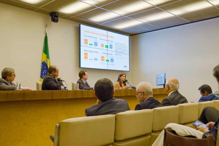 Leia mais sobre o artigo ANPTrilhos defende expansão e planejamento integrado dos trilhos em seminário na Câmara dos Deputados