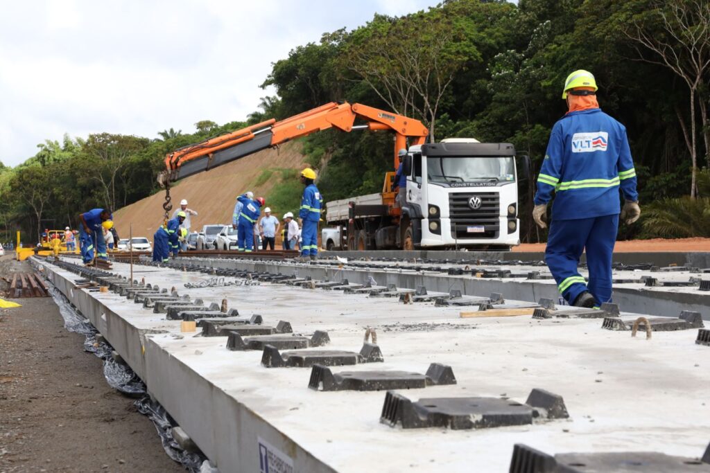 Leia mais sobre o artigo Obras do VLT de Salvador avançam e entram em nova fase com instalação da via permanente no Trecho 2