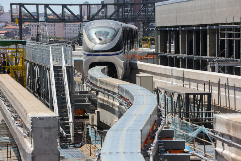 Leia mais sobre o artigo Metrô de São Paulo: Linha 17-Ouro recebe o décimo trem no Pátio Água Espraiada