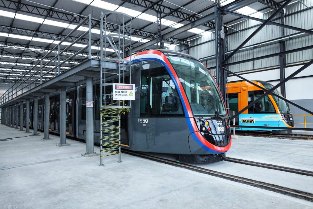 Leia mais sobre o artigo Governador vistoria acoplamento do terceiro trem do VLT de Salvador