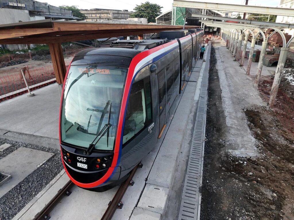 Leia mais sobre o artigo Moradores do Subúrbio Ferroviário participam da primeira viagem-teste do VLT de Salvador