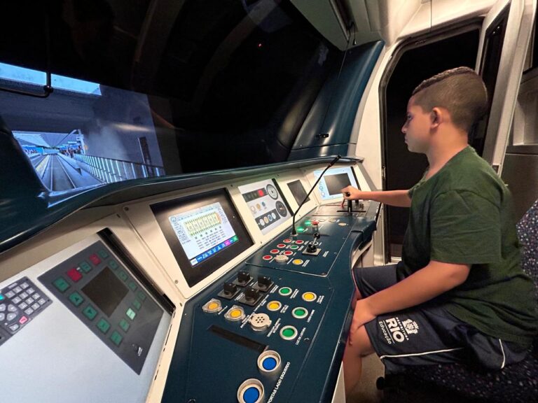 Leia mais sobre o artigo MetrôRio transforma sonho em realidade ao promover experiência inclusiva para jovem autista fã dos trens da concessionária
