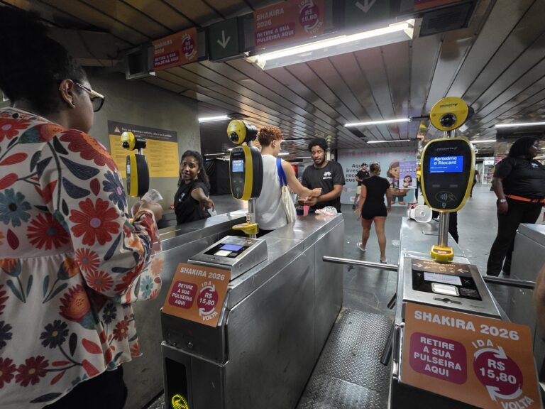 Leia mais sobre o artigo Megaoperação do MetrôRio para show da Shakira registra mais de 165 mil passageiros nas estações de Copacabana