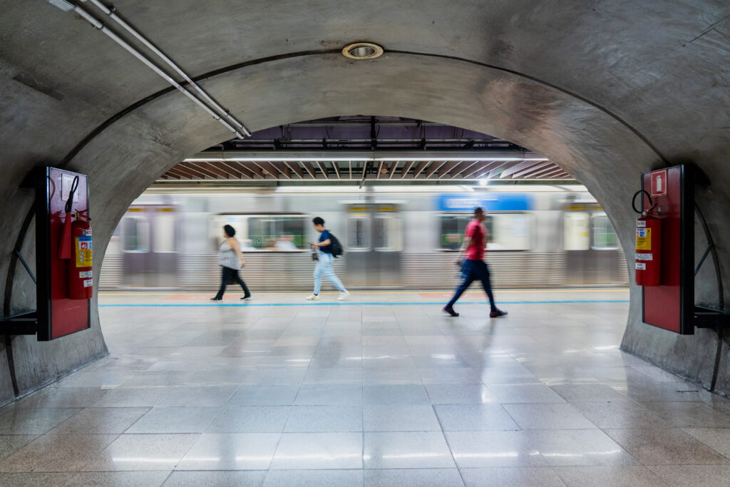 Leia mais sobre o artigo Metrô de São Paulo estende operação 24 horas nos fins de semana até janeiro de 2027